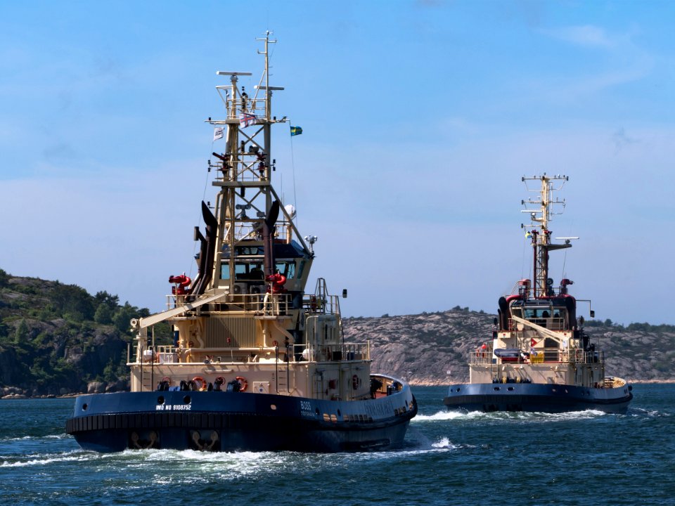 Tugboats Boss and Svitzer Hymer leaving Lahlla 4