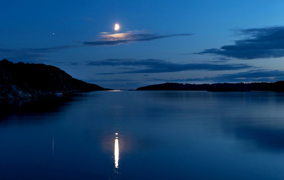 Waxing half moon over Brofjorden 1