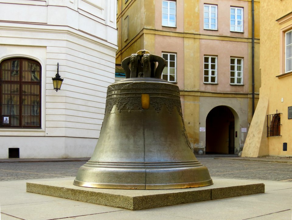 Warszawa - Kanonia - dzwon (6)