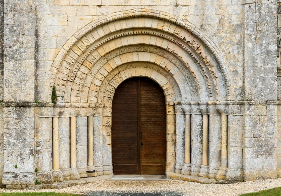 Eglise Marignac Romanesque portal Charente-Maritime