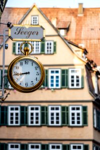 Uhr ber dem Eingang des Juweliers Seeger in Tbingen mit Kronenstrae 19 im Hintergrund 2019