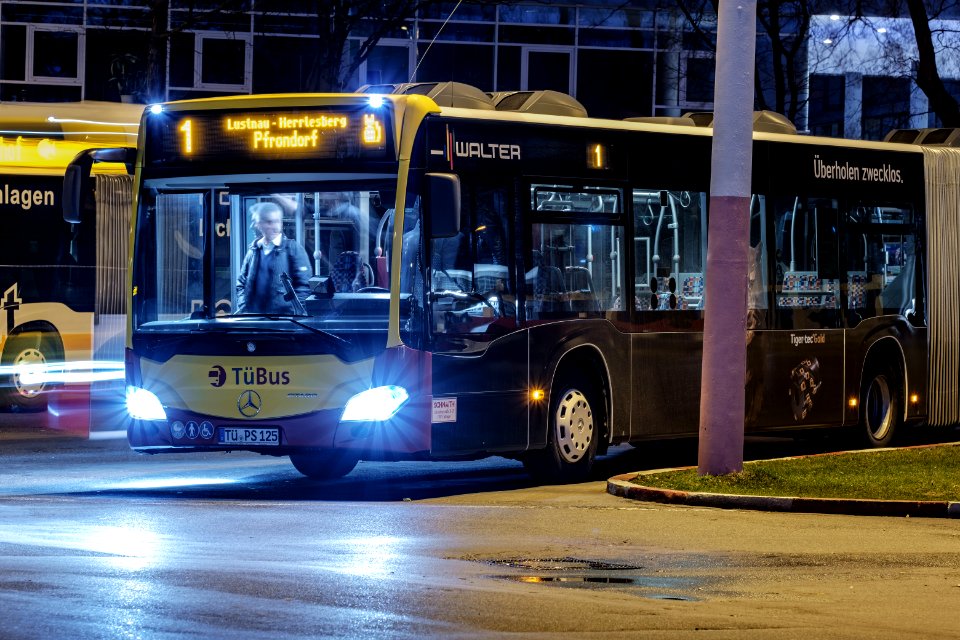 Buslinie 1 am Omnibusbahnhof in Tbingen bei Nacht