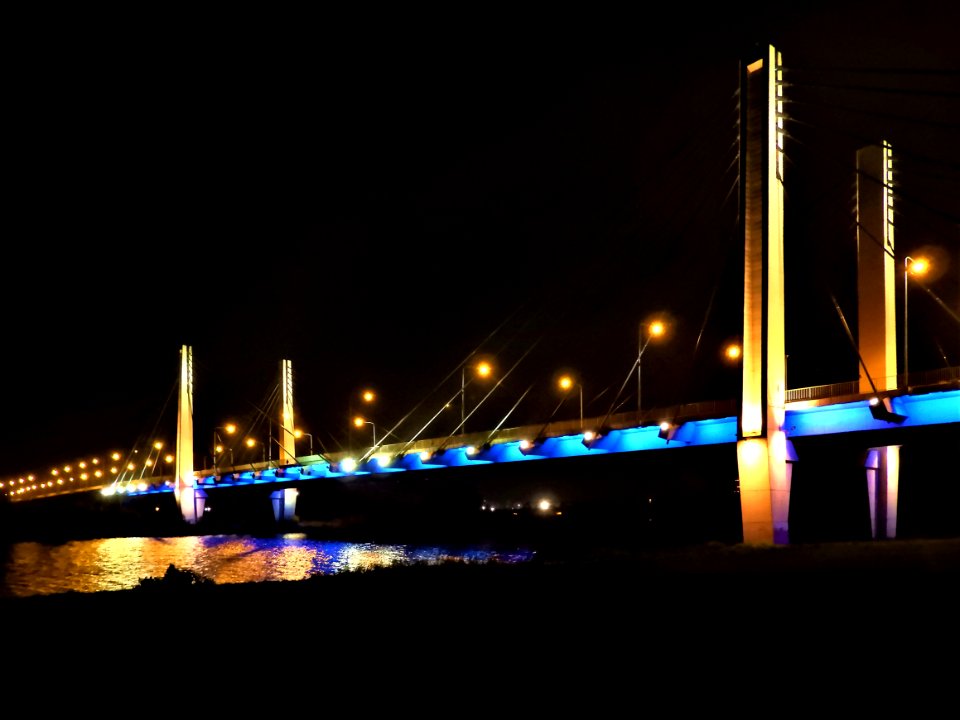 Most Milenijny nocą