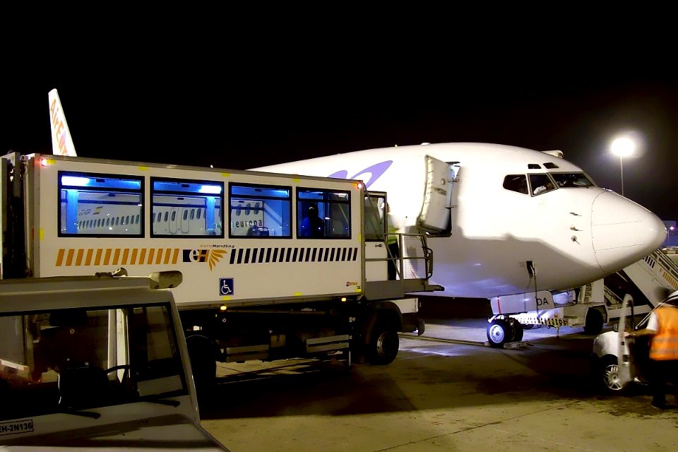 BOEING 737 AIR EUROPA EC-IDA CAMIÓN AMBULIFTH