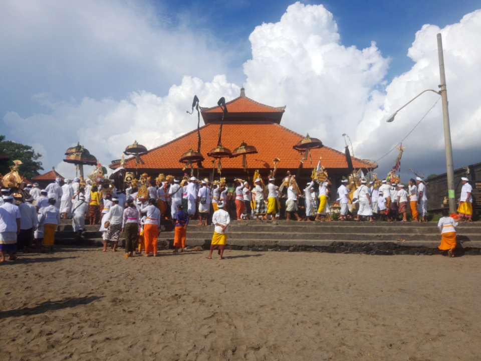 Zeremonie im Tempel am Strand