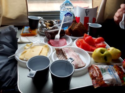 Kaum losgefahren, geben die Mitreisenden essen und Wodka aus