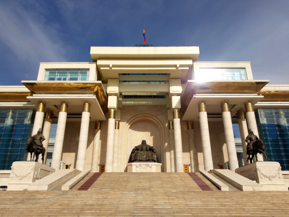 Dschingis Khan am Parlamentsgebäude