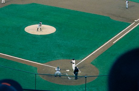 Brandon Webb pitches to Barry Bonds