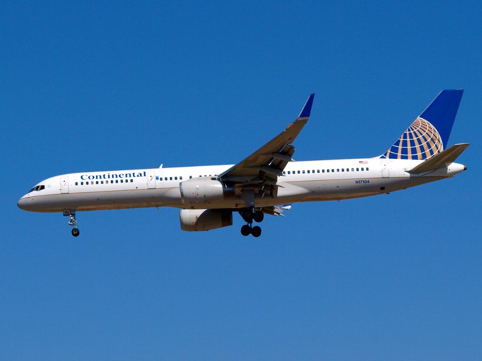 BOEING 757 CONTINENTAL N17104