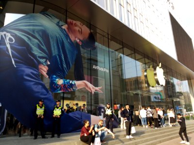 Polizisten vor Apple-Laden