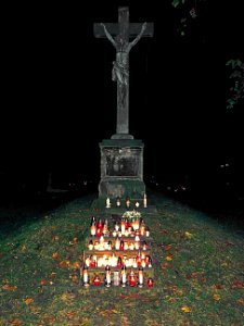 Krzyż na starym cmentarzu