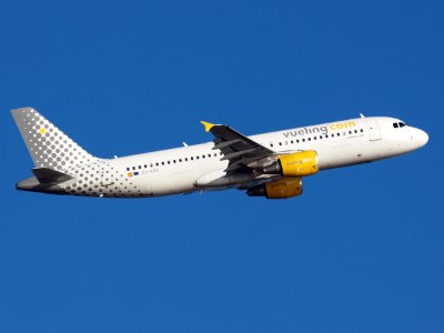 AIRBUS A320 VUELING EC-KDG