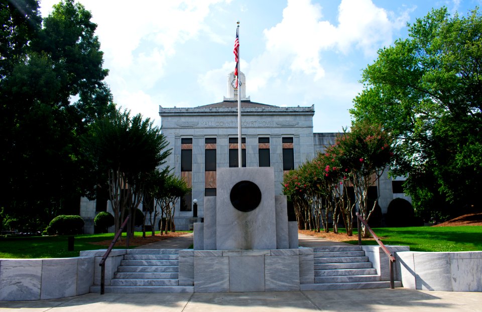 Hall County Covrt House (far)