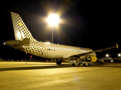 AIRBUS A320 VUELING EC-KAX