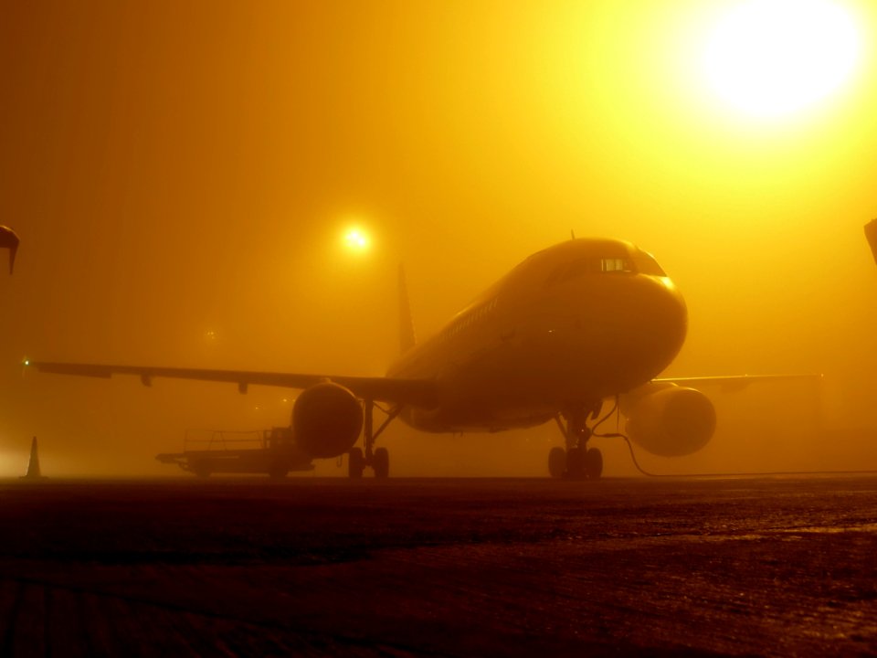 AIRBUS A320 VUELING EC-JMB NIEBLA