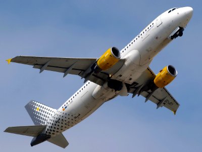 AIRBUS A320 VUELING EC-JDO photo