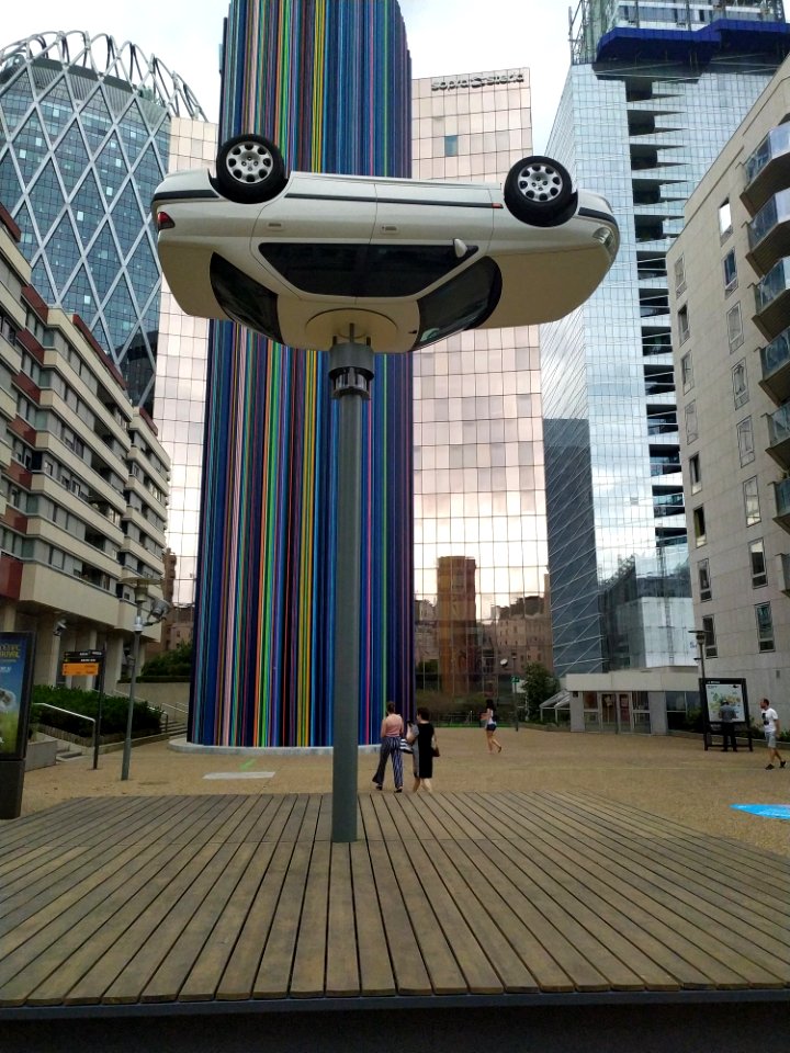 The car on the lamppost - La Defense
