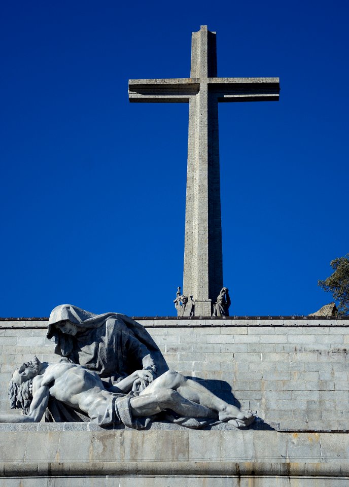 Estatua con cruz