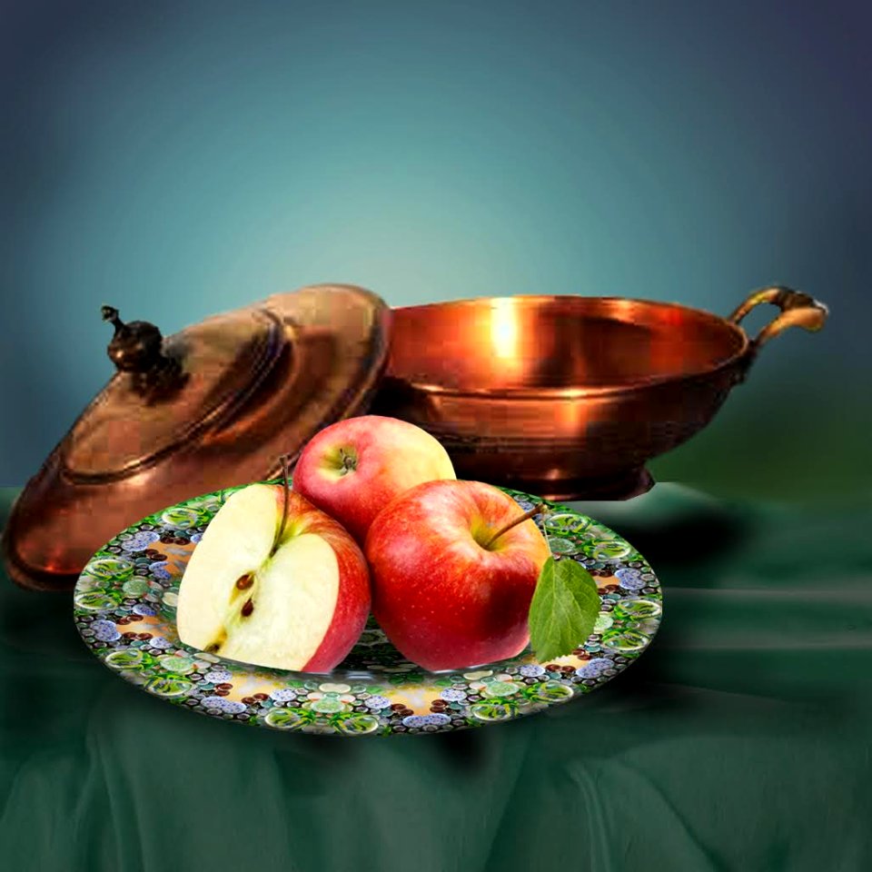 Plate with apples