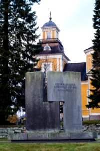 War memorial with Ylöjärvi church in the background.