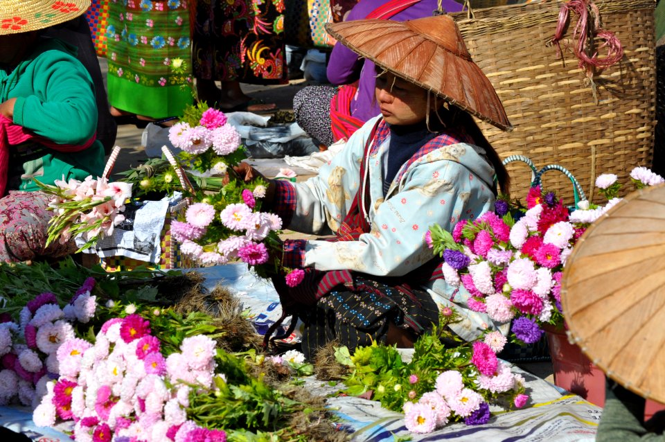 Venditrice di fiori in Birmania