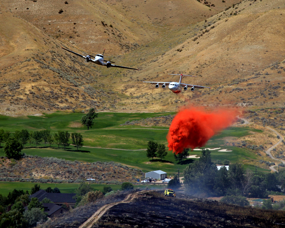 Retardant drop on the 2015 Eyrie Fire in the Boise Foothills