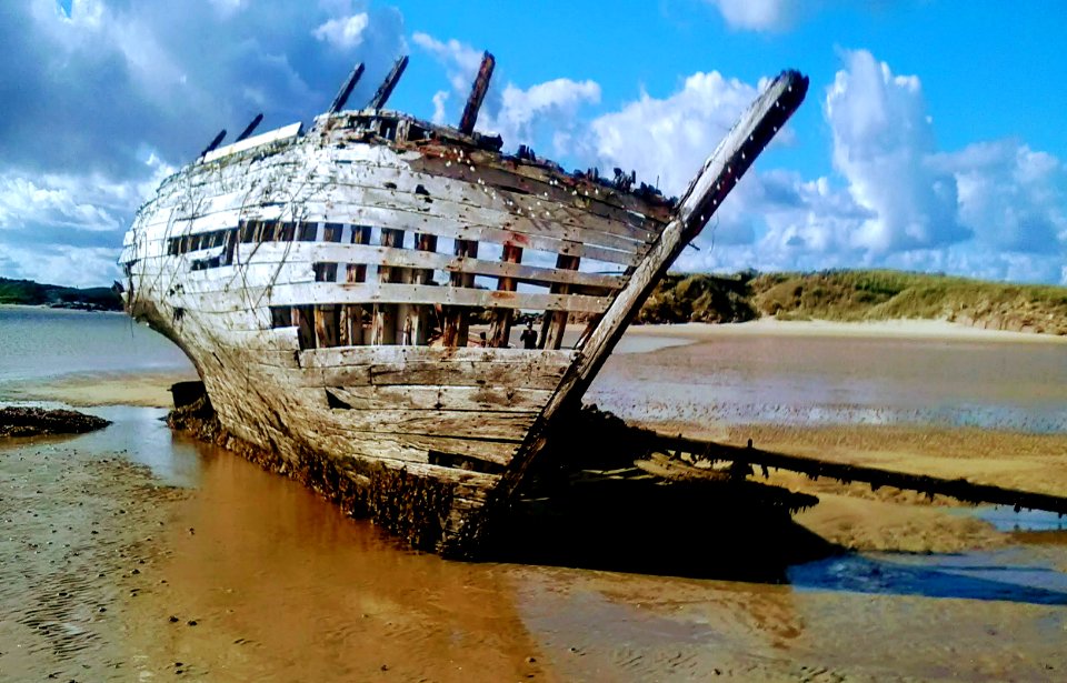 BAD EDDIE'S SHIPWRECK-DONEGAL-IRELAND.......