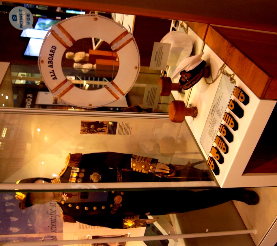 OLD ROYAL COLLEGE MUSEUM - CUTY SARK - GREENWICH - LONDON