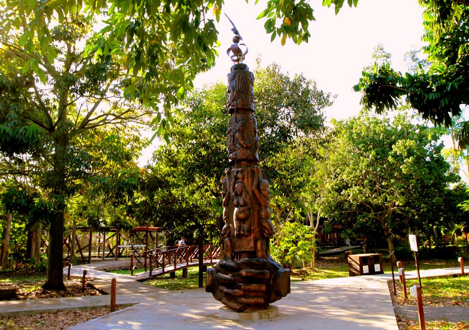 MarciaDoCarmo MuseuSacaca Obelisco dos povos da floresta Macapa AP