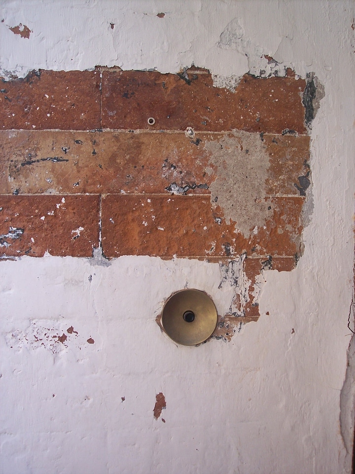 Brick ring brick wall peeling