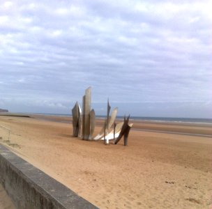 SCULPTURE - OMAHA BEACH - NORMANDY - FRANCE