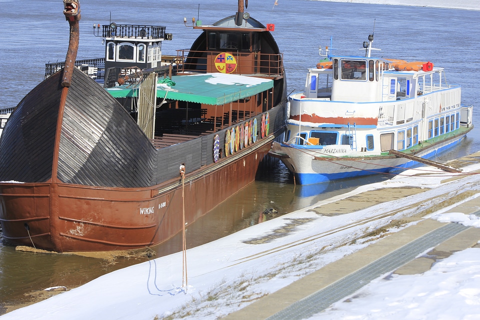Sail boat didn't cruise ship cutter