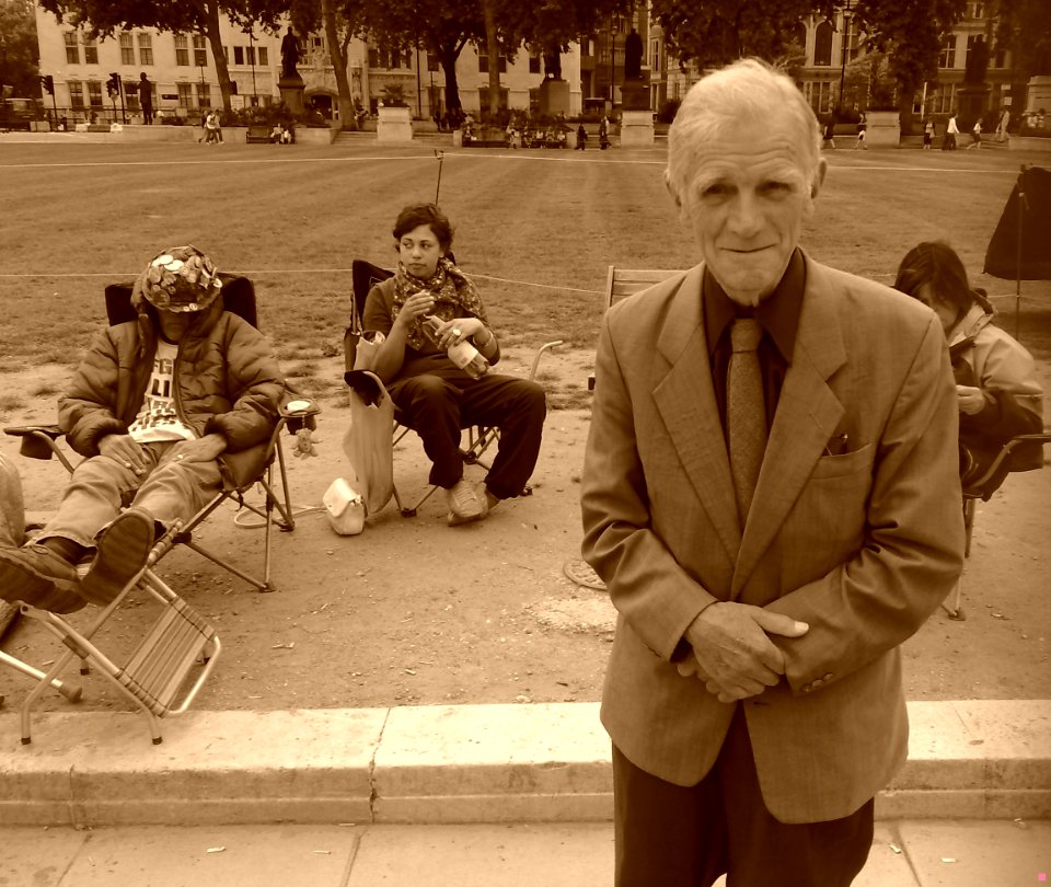BRIAN HAW PEACE PROTESTER & FELLOW PROTESTORS - HOUSES OF PARLIAMENT - LONDON - NELSON MANDELA STATUE IN DISTANCE