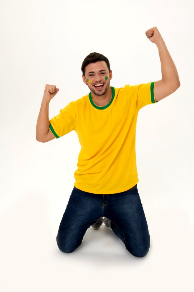 Torcedor do Brasil comemorando