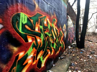 The graffiti on the left wall