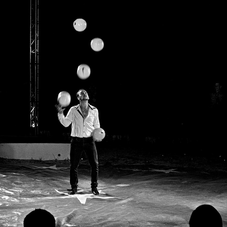 juggling with balls in circus