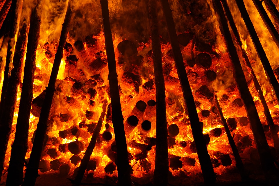 Burn holzstapel glow oven