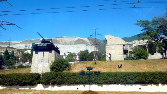 Разрушенный Дворец культуры цементников photo