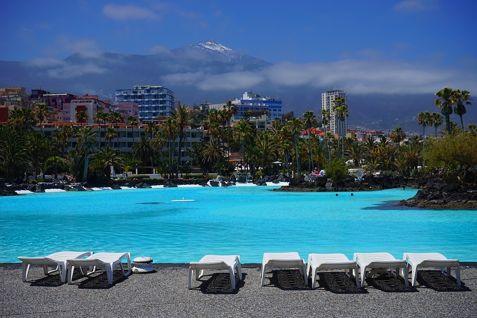 Puerto de la cruz skyscrapers pico del teide