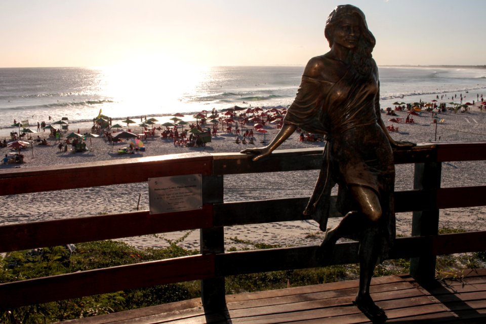 ThiagoFreitas EstatuadeFlaviaAlessandra ArraialdoCabo RJ