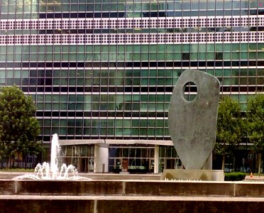 Barbara Hepworth Sculpture ( Single Form ) - United Nations Headquarters - Manhattan - New York - USA
