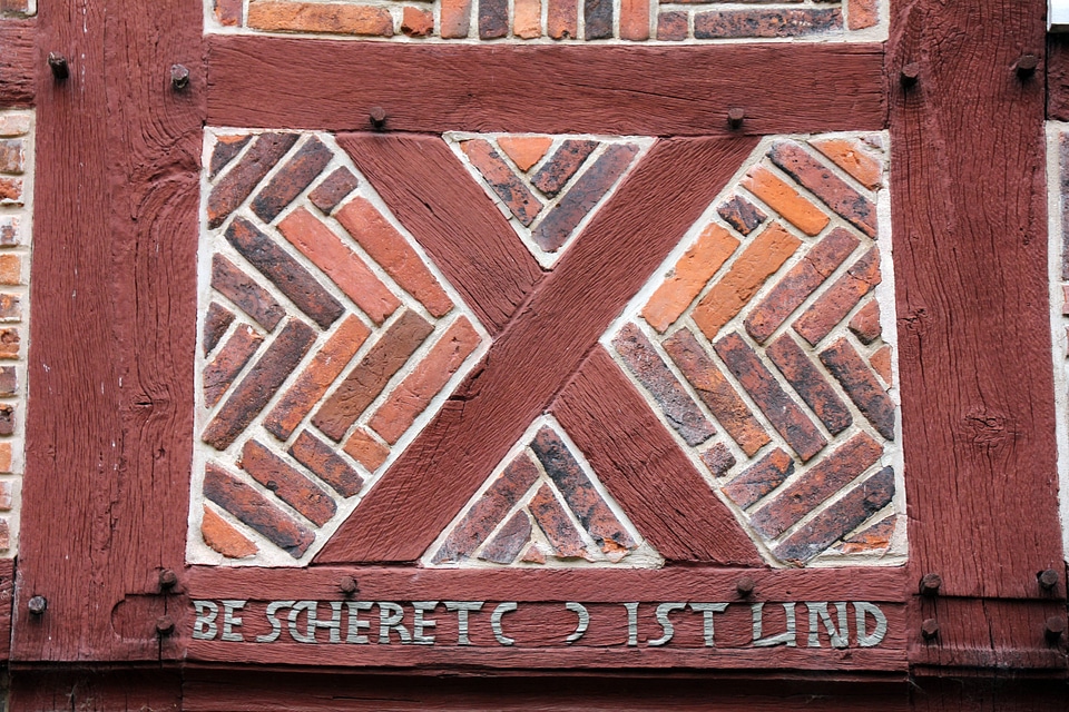 Pattern masonry house inscription
