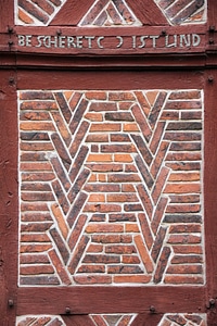 Pattern masonry inscription