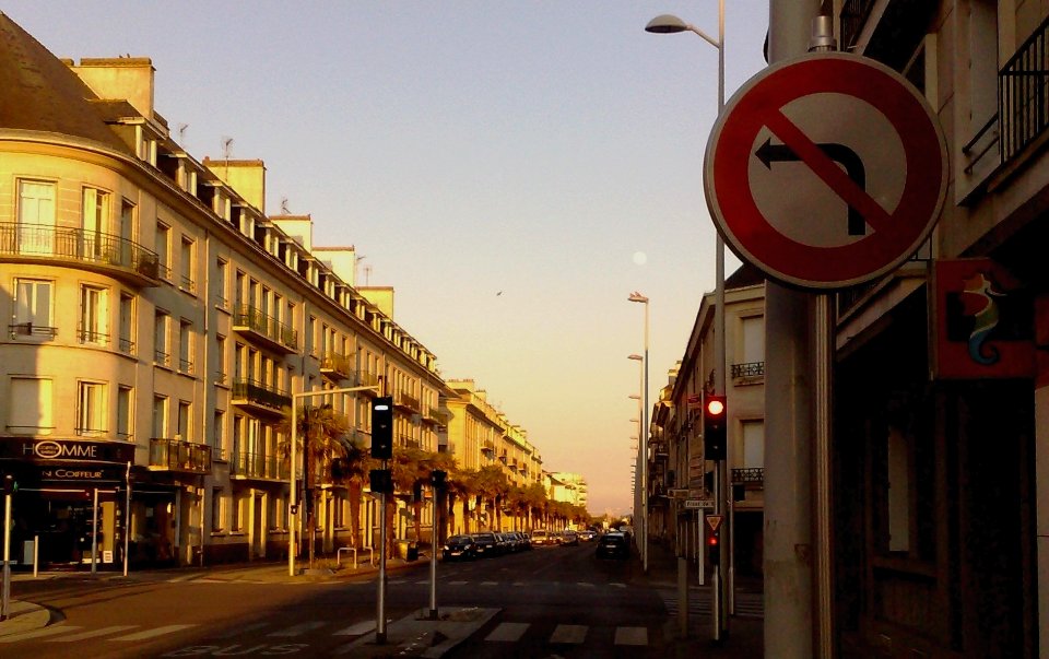 Full Moon at Sunrise - Saint Nazaire - France
