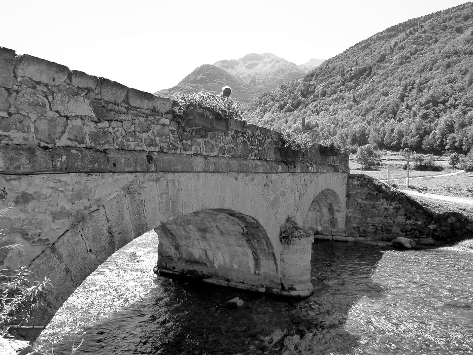 Ari̬ge mountain black and white