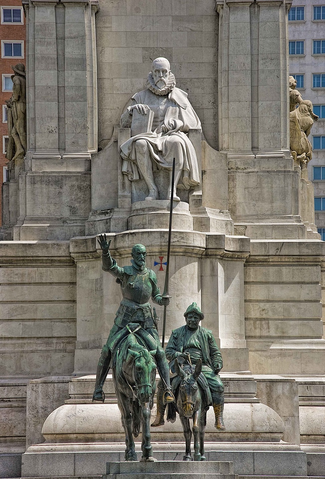 Madrid servantes statues