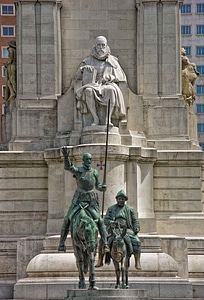 Madrid servantes statues