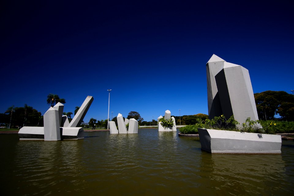 Roberto Castro Praça dos Cristais Brasíla DF