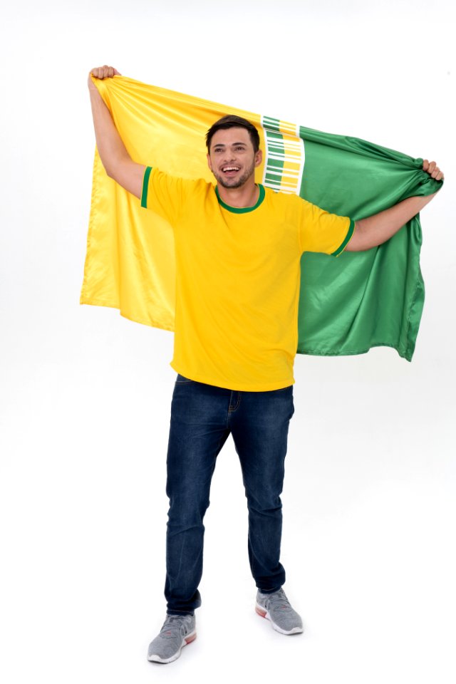 Homem torcendo para o Brasil