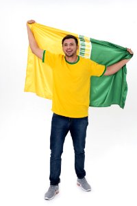 Homem torcendo para o Brasil